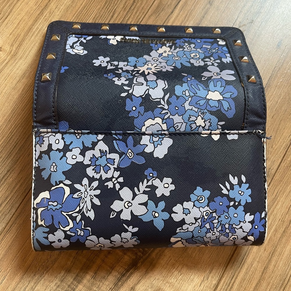 Michael Kors Woman of Kors Jet Set floral blue Travel Wallet